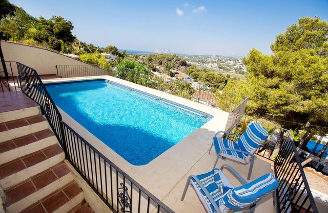 Villa Cezanne, Sea Views, private pool, breezes, WIFI, close to new ALDI