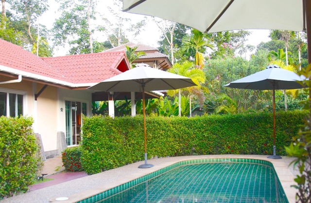 Villa Chao Koh. Umgeben von viel Grün und tropischen Gärten.