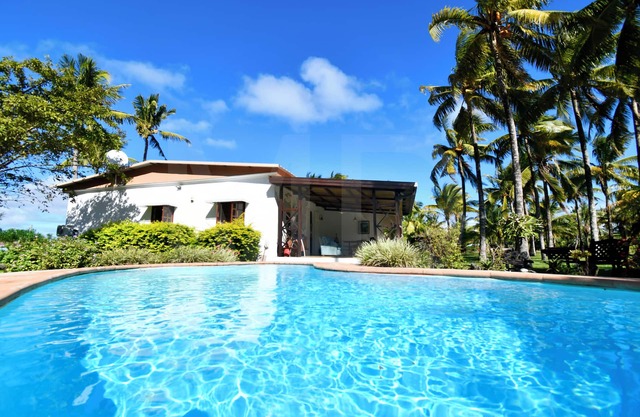 Villa Chez Zaza gegenüber von ein einem einsamen Sandstrand