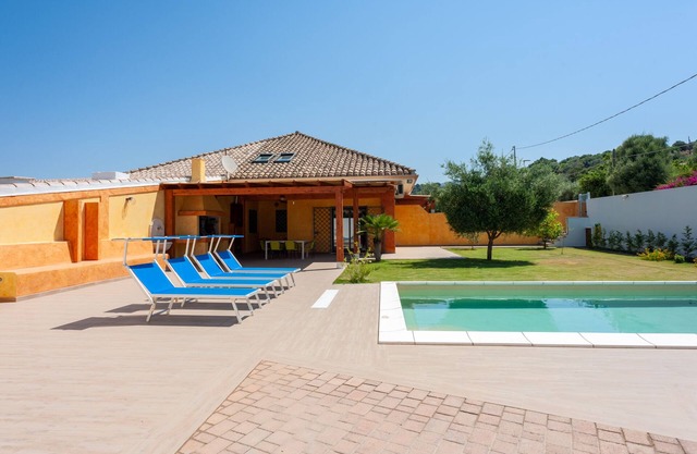 Villa Chloe mit Swimmingpool und Garten mit Rasen, wenige Kilometer von Cagliari, Sardinien, entfernt