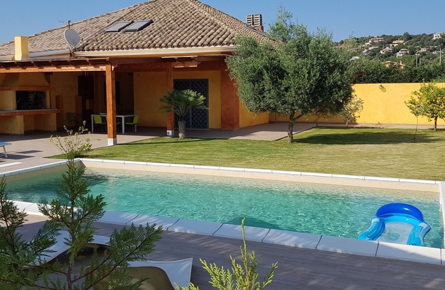 Villa Chloe, wenige Kilometer von Cagliari entfernt, mit privatem Swimmingpool, Garten und grüner Wiese