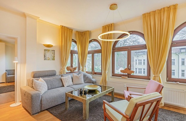 Villa Christa - Sonnenvilla - großzügige, helle Wohnung mit Erker für vier Perso