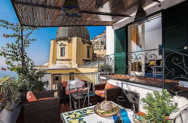 Villa Cipriana: Ein charakteristisches Einfamilienhaus auf einer Etage mit Blick auf das Meer und die Grande Spiaggia di Positano.