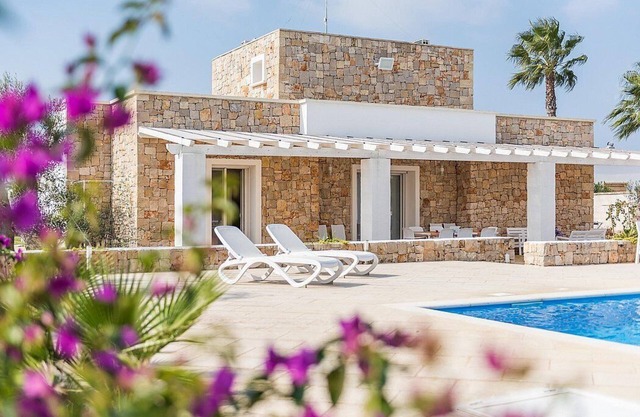Villa Claretta: Eine helle und sonnige zweistöckige Villa in ruhiger Lage.