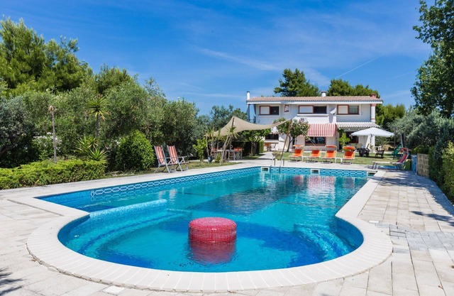 Villa Claudia mit Meerblick, Pool, Klimaanlage, nur 5 Minuten von den Stränden von Alba Adriatica
