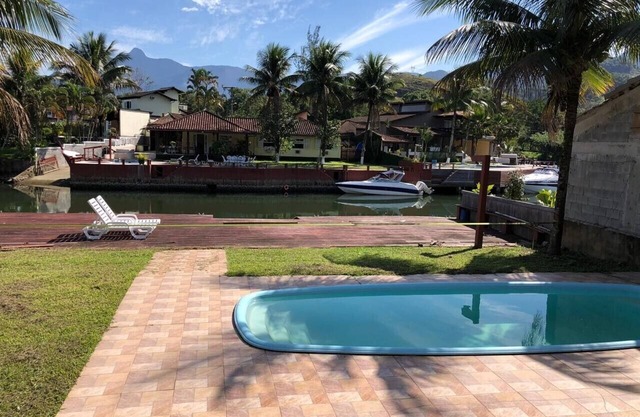 Villa com deck e piscina privativa, vigilância 24 horas no condomínio Bracui