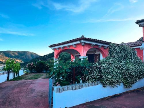 Villa con giardino e spettacolare vista mare a Porto San Paolo