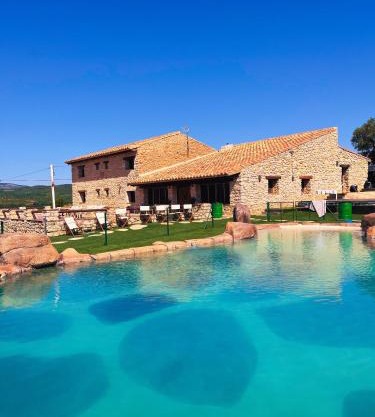 Villa con piscina, campo fútbol y pádel