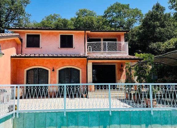Villa con piscina sul lago