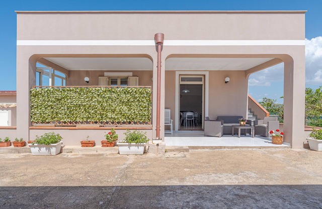 Villa 'Con Tre Camere Da Letto' mit privater Terrasse, Gemeinschaftsgarten und Klimaanlage
