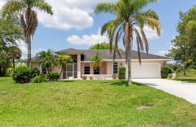 Villa Conny, Large Pool Home in Quiet Neighborhood.