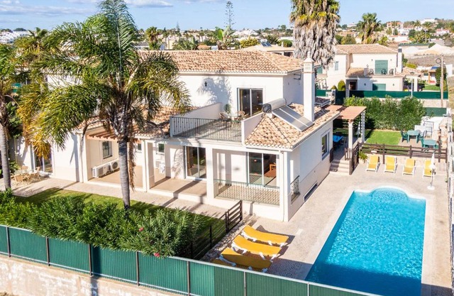 Villa Cordeiro - Heated Pool - Free wi-fi - Air Con