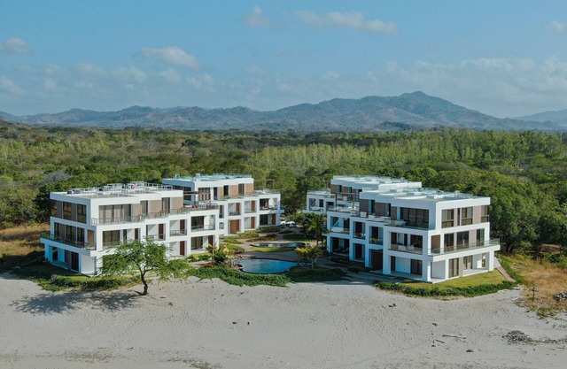 VILLA CORONADO: Brandneue, exquisit dekorierte zweistöckige Wohnung am Strand.