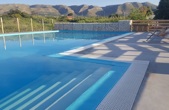 "Villa Corrado" 500 m vom Meer entfernt mit Pool, in einem Zitronenhain 8 Plätze, 2 Bäder.
