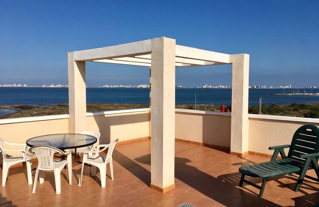 Penthouse direkt am Meer mit Terrasse, Gemeinschaftspool.