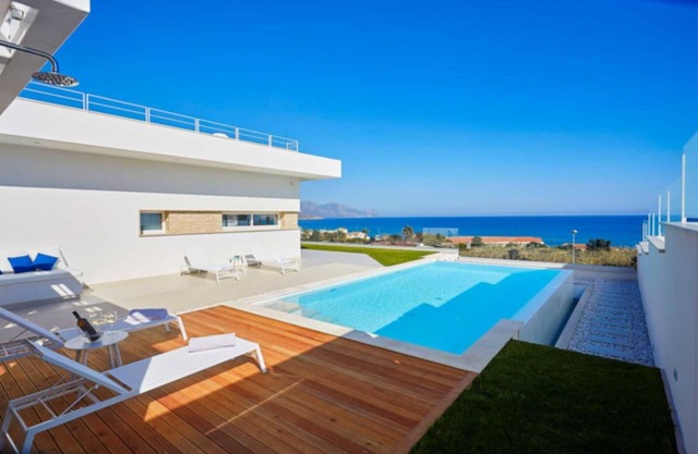 VILLA DARDA mit 3 Bedzimmern, Pool und Meerblick