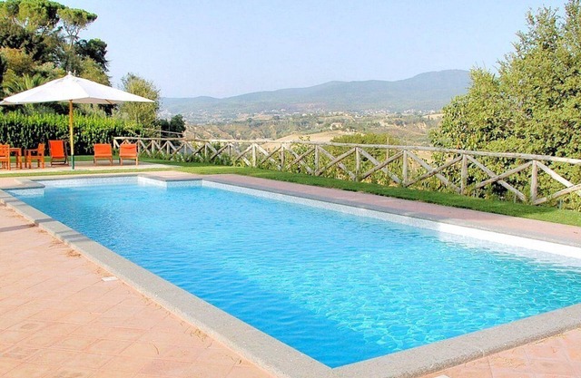 Villa Darsia: Eine herrliche und leuchtende zweistöckige Villa, umgeben von Wiesen und grünen Hügeln.