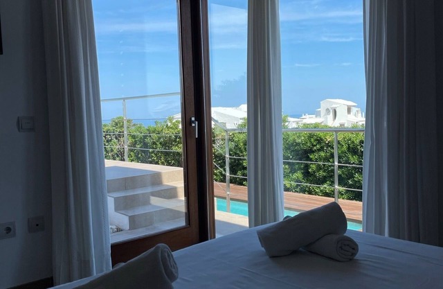Villa de 2 Plantas con Piscina Privada y Jardín