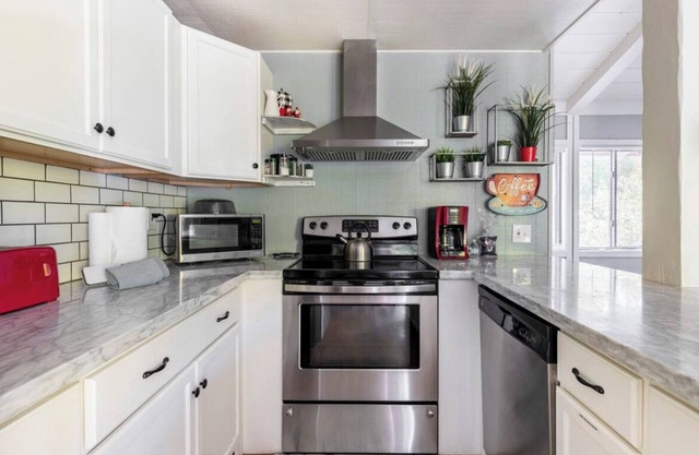Villa De Los Pinos 15-Updated retreat close to town, shops, shuttle and more!