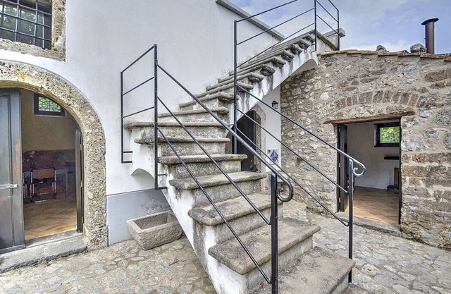Villa dei Faggi: Eine charakteristische und einladende Wohnung, die Teil eines alten Bauernhauses auf zwei Etagen im Grünen ist.