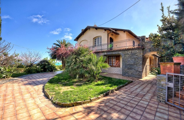 Villa dei Limoni auf dem Hügel von San Lorenzo al Mare, 3 Schlafzimmer für 6 ,