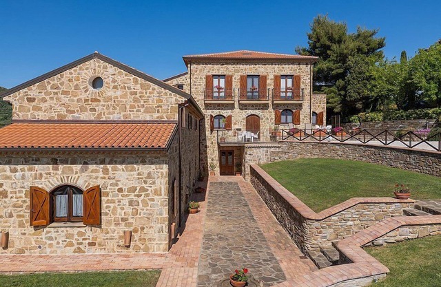 Villa delle Pigne Grande: A characteristic and welcoming three-story ancient house made of stone, with Free WI-FI.