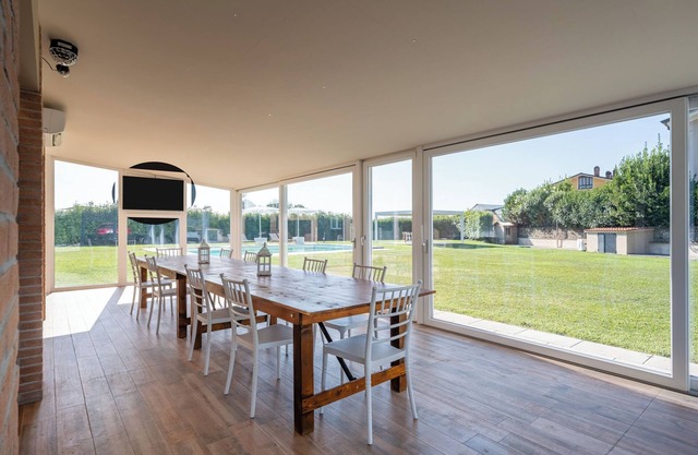 Villa "Deluxe Giusti" with Shared Pool, Wi-Fi and Air Conditioning