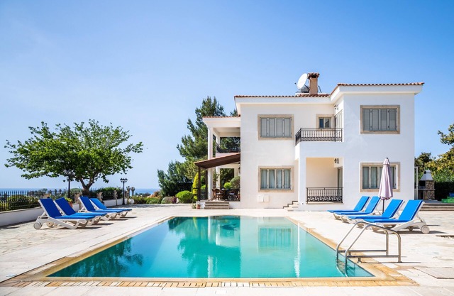 VILLA DEMETRA (4 ensuite Schlafzimmer, atemberaubende Aussicht, BBQ, HighSpeed WI-FI, Swimmingpool)