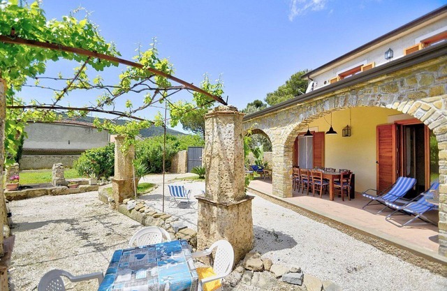 Villa Deneria: Ein charakteristisches und einladendes Häuschen, umgeben von viel Grün.