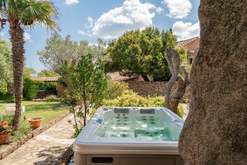 [Villa di Lusso Porto Cervo Pantogia]con Giardino