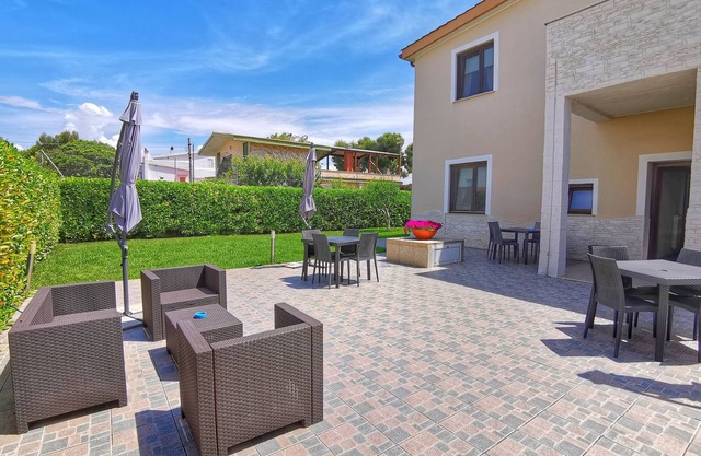 Villa Residence Mariù, in einer ruhigen, charakteristischen, nur 200 Meter vom Meer entfernt und mit allem Komfort ausgestattet.