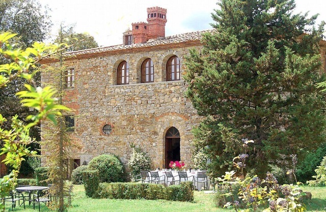 Villa Doralicia B: Eine charakteristische und einladende zweistöckige historische Villa, umgeben von viel Grün.