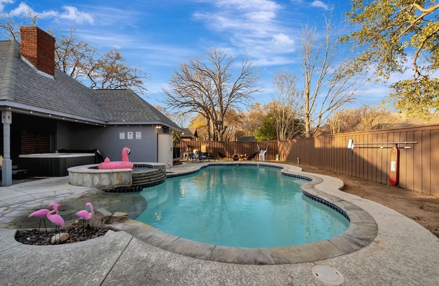 Villa D’Oro, Saltwater Pool, Hot Tub, Arcade, Foosball & Walking Trail