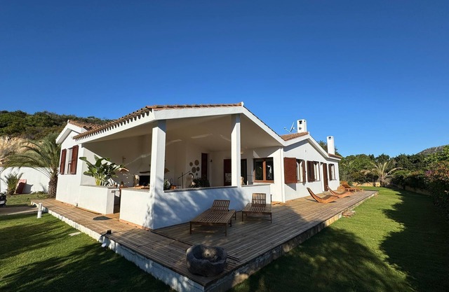 Villa Dulcis Chia, Private oasis in Su Giudeu just a few steps from the beach!