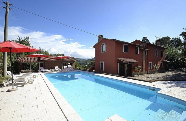Villa Ebano: Eine charmante zweistöckige Villa im Grünen.