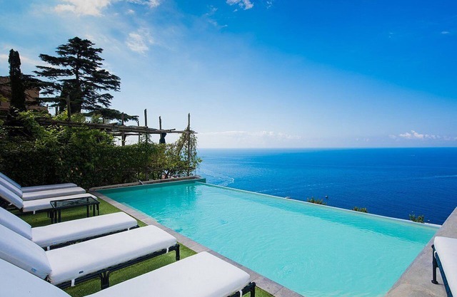 Villa Eleganza: Eine herrliche dreistöckige Villa mit Blick auf die Sonne und das Meer.