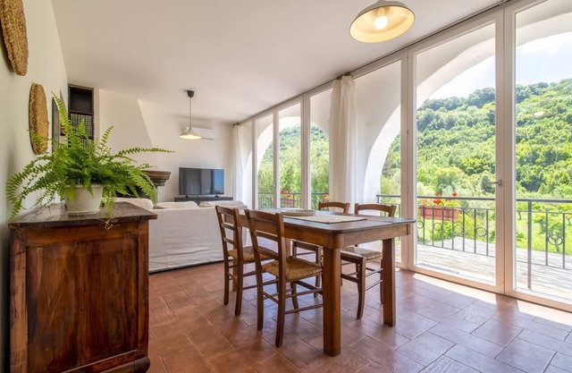 Villa Elighe. Apartment surrounded by greenery