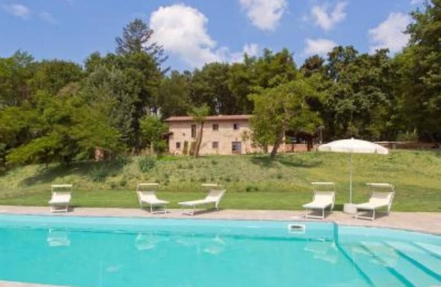Villa mit Pool im Herzen der Toskana, umgeben von einem großen, bewaldeten Park