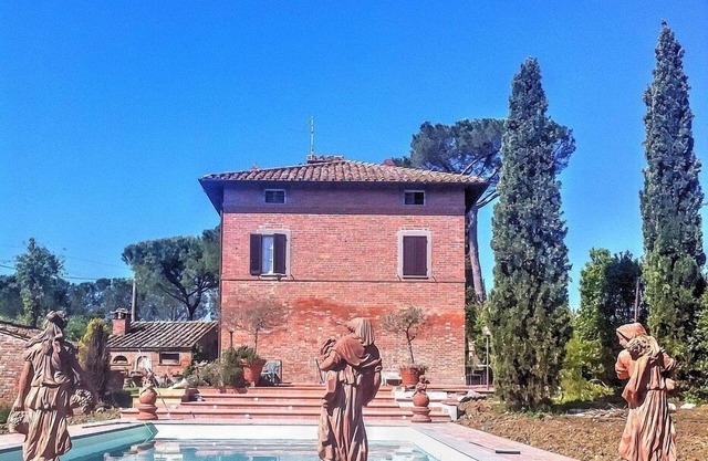 Villa Eloisa: Eine historische Villa auf drei Etagen, umgeben von viel Grün.