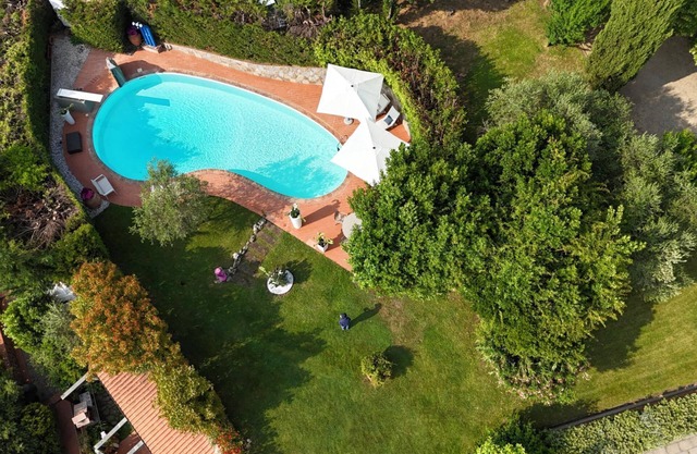 Villa Ema: a contemporary villa and pool near a Tuscan restaurant