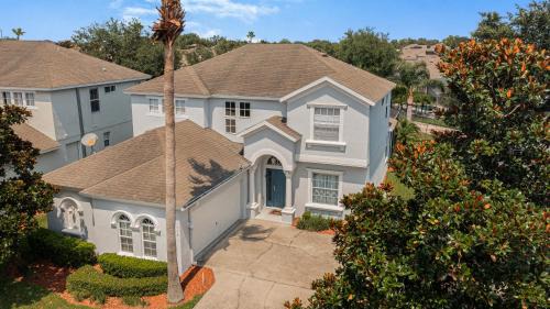 Villa Eman 5bed 4bath with Private pool& Hot Tub close 2 Disney & Legoland