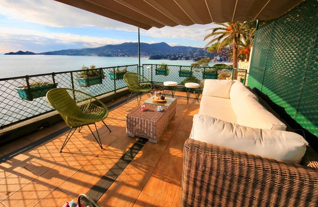 VILLA ENRICA bei KlabHouse-Terrasse mit Meerblick
