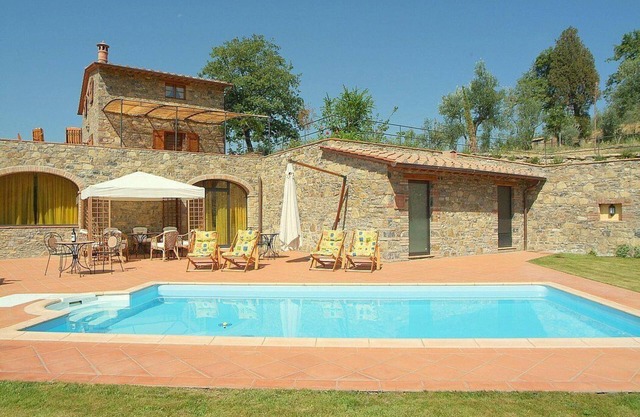 Villa Eracle: Eine helle und elegante dreistöckige Villa, umgeben von Weinbergen und Olivenhainen.