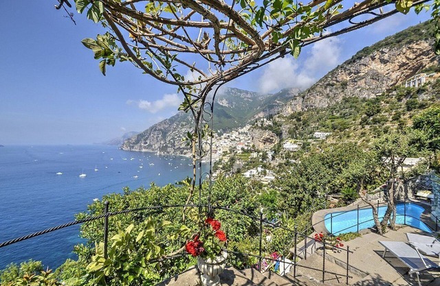 Villa Ernestina Grande: Eine herrliche und leuchtende vierstöckige Villa in den Felsen.