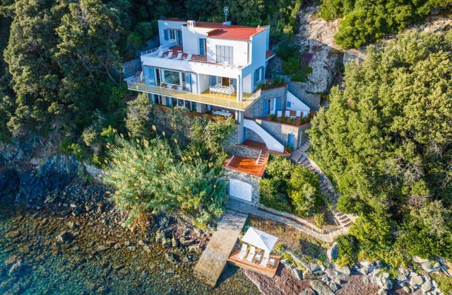 Villa Escalina with private beach, sea access and air conditioning