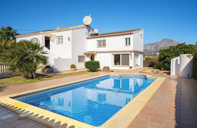 Villa "Esther" mit Pool, Garten & WLAN