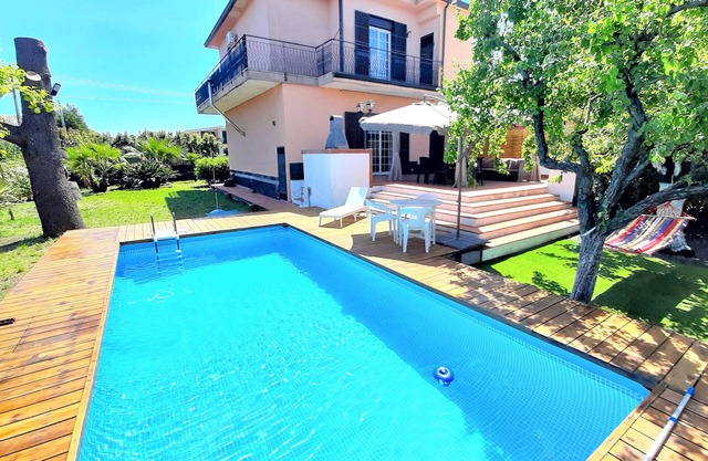 Villa Etna mit Pool und Garten