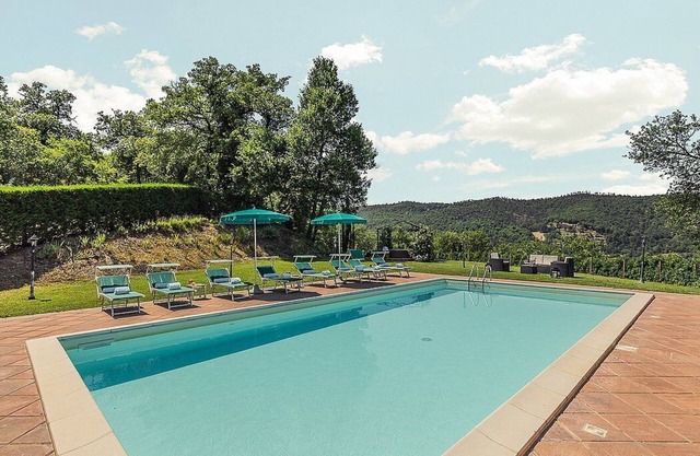 Villa Etra: Eine elegante und einladende zweistöckige Villa im charakteristischen Stil der toskanischen Landschaft.