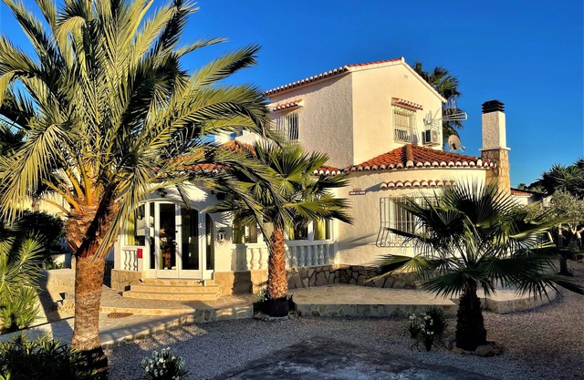 Villa Eva, schöne Villa , freistehend mit eigenem Pool, 500 m zum Sandstrand