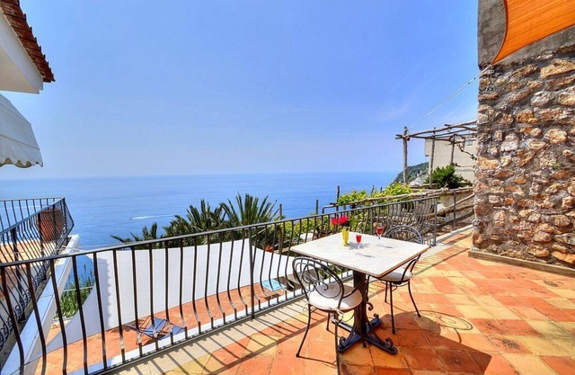Villa Fabiola: Eine helle und elegante dreistöckige Villa mit dem Charme der typischen und alten mediterranen Häuser.